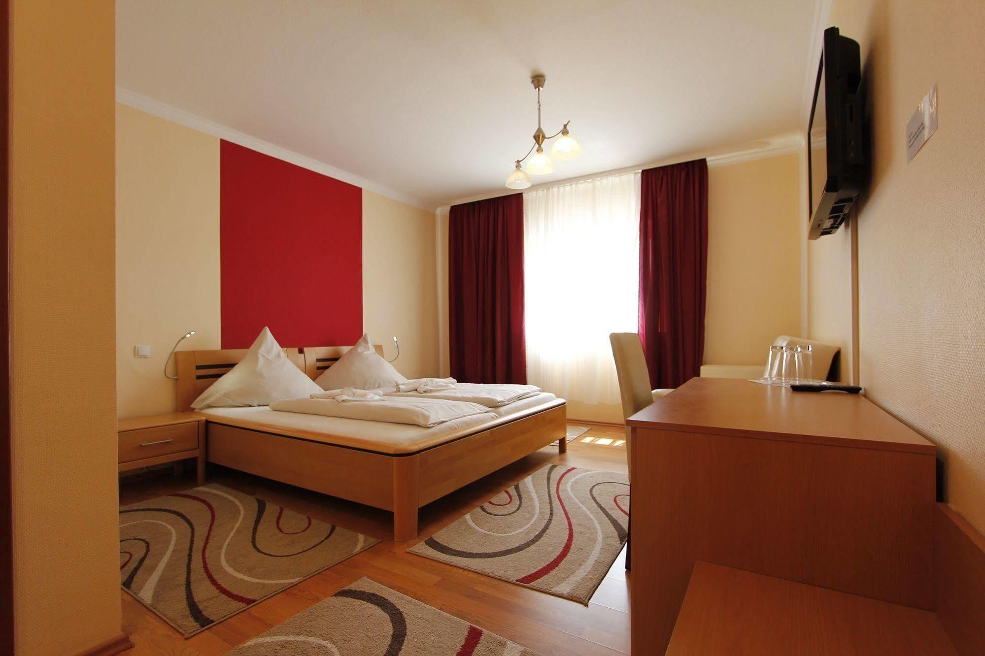 Hotel Rhein-Mosel-View Urbar  Экстерьер фото