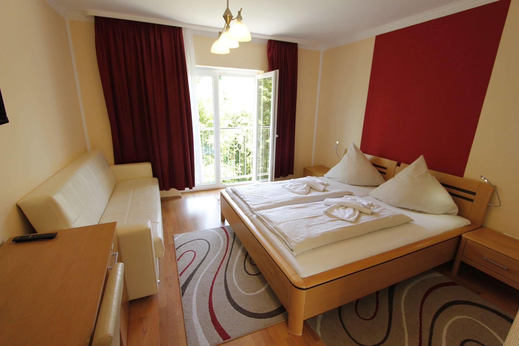 Hotel Rhein-Mosel-View Urbar  Экстерьер фото