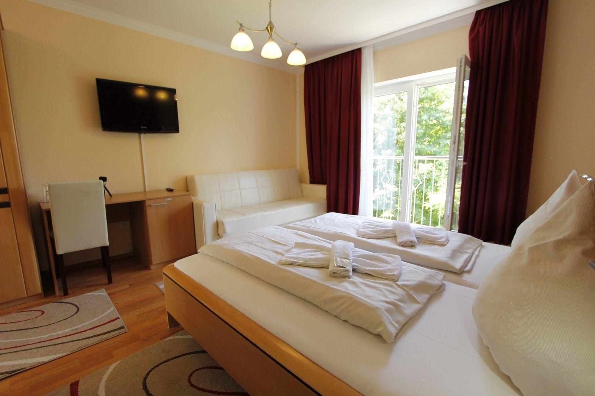 Hotel Rhein-Mosel-View Urbar  Экстерьер фото